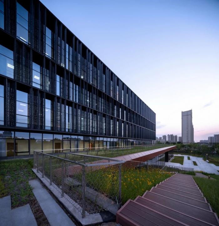 BIM建筑|如场地升起的巨石——青浦区档案馆 / UDG联创设计