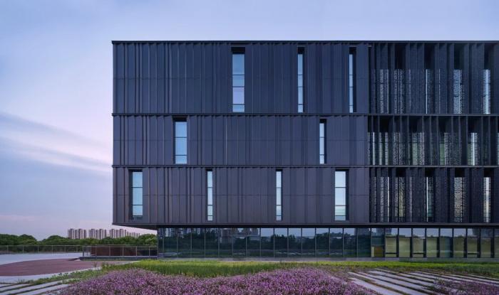 BIM建筑|如场地升起的巨石——青浦区档案馆 / UDG联创设计