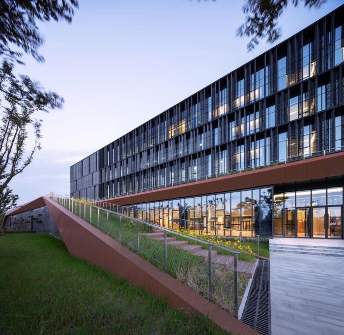 BIM建筑|如场地升起的巨石——青浦区档案馆 / UDG联创设计