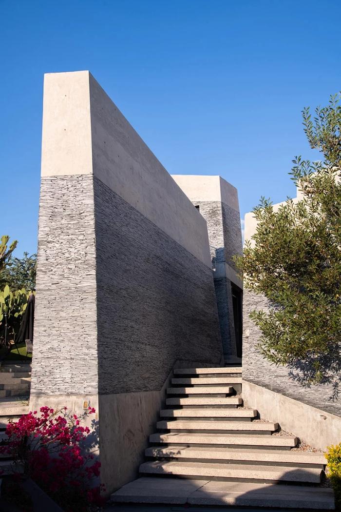 BIM建筑|一簇互相对望的“岩石”集群——Amanali住宅 / Rojkind Arquitectos