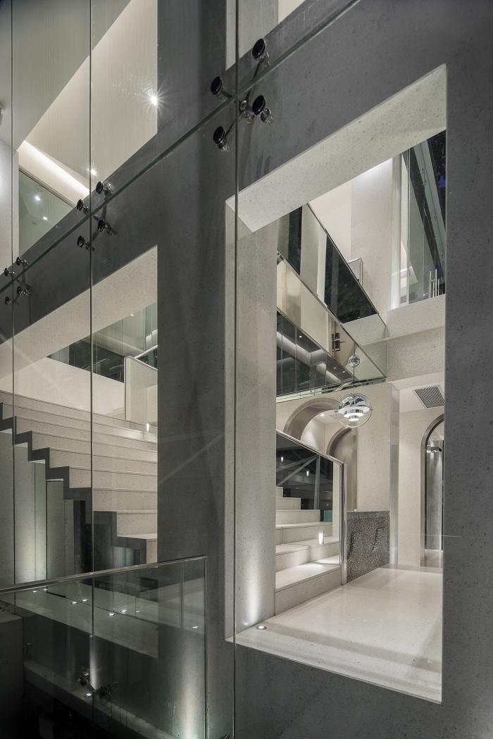 BIM建筑|隐于都市心脏，广州老楼蜕变成时尚办公空间 / 在于空间设计