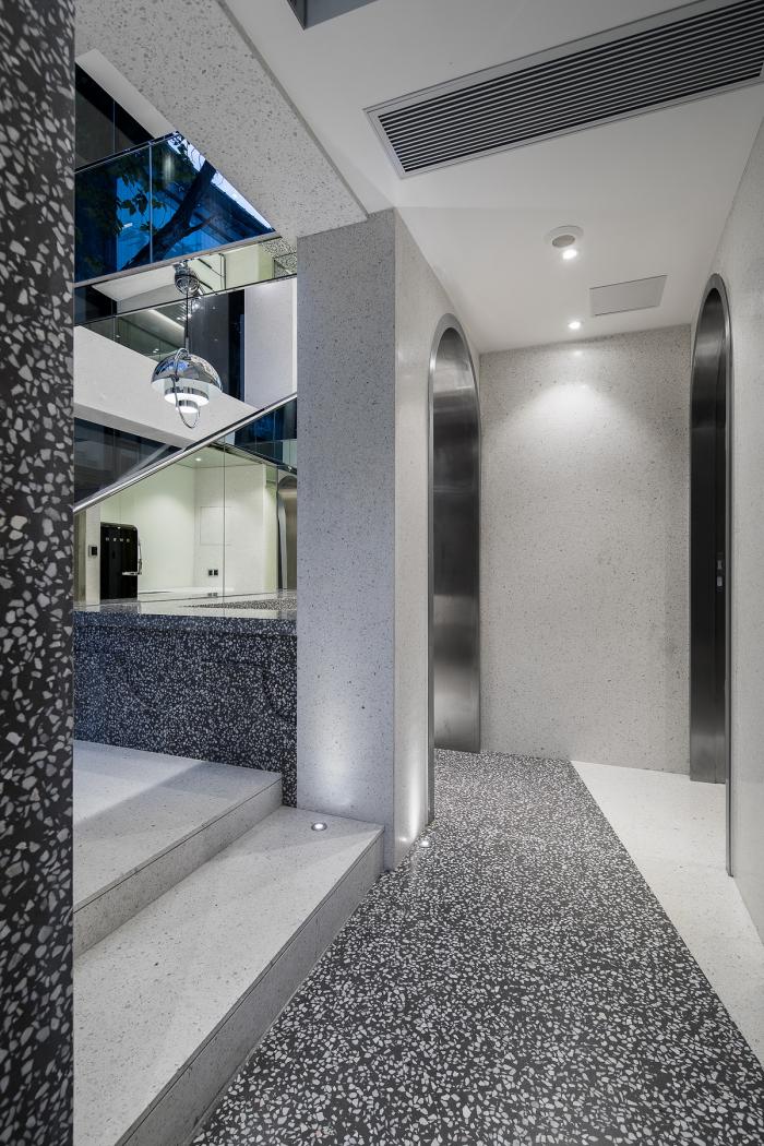 BIM建筑|隐于都市心脏，广州老楼蜕变成时尚办公空间 / 在于空间设计