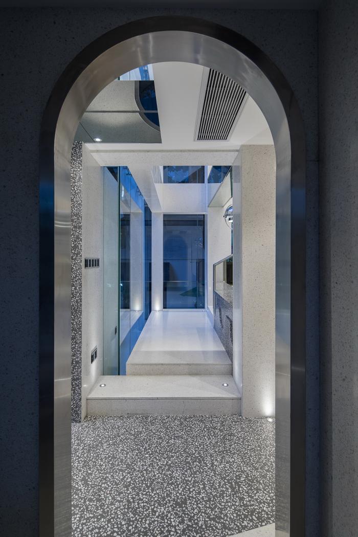 BIM建筑|隐于都市心脏，广州老楼蜕变成时尚办公空间 / 在于空间设计