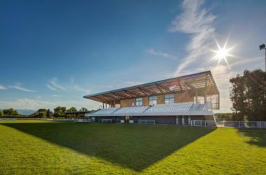 BIM建筑|轻落于农场草地上的蝴蝶：Ger体育场-BIM建筑网