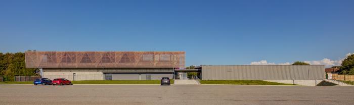 BIM建筑|轻落于农场草地上的蝴蝶：Ger体育场