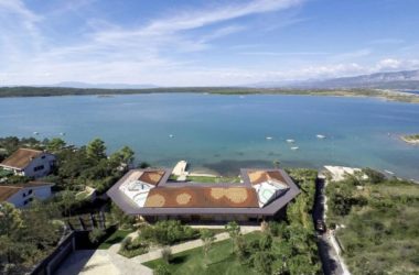 BIM建筑|湛蓝背景中的马赛克构图：克罗地亚海边木屋-BIM建筑网