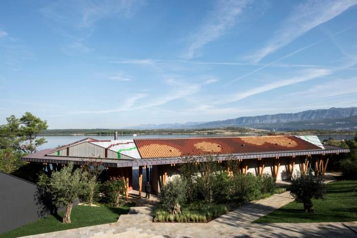 BIM建筑|湛蓝背景中的马赛克构图：克罗地亚海边木屋