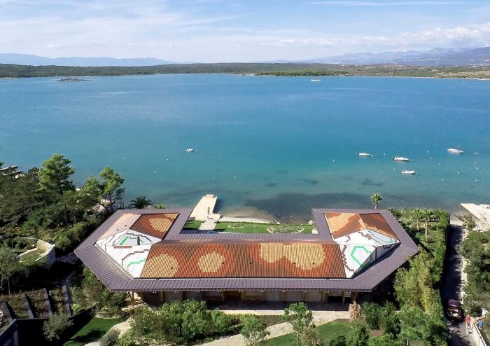 BIM建筑|湛蓝背景中的马赛克构图：克罗地亚海边木屋