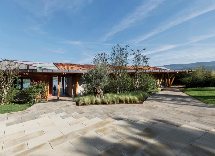 BIM建筑|湛蓝背景中的马赛克构图：克罗地亚海边木屋