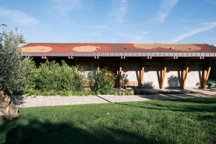 BIM建筑|湛蓝背景中的马赛克构图：克罗地亚海边木屋