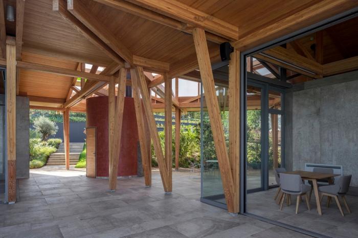 BIM建筑|湛蓝背景中的马赛克构图：克罗地亚海边木屋