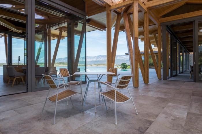 BIM建筑|湛蓝背景中的马赛克构图：克罗地亚海边木屋