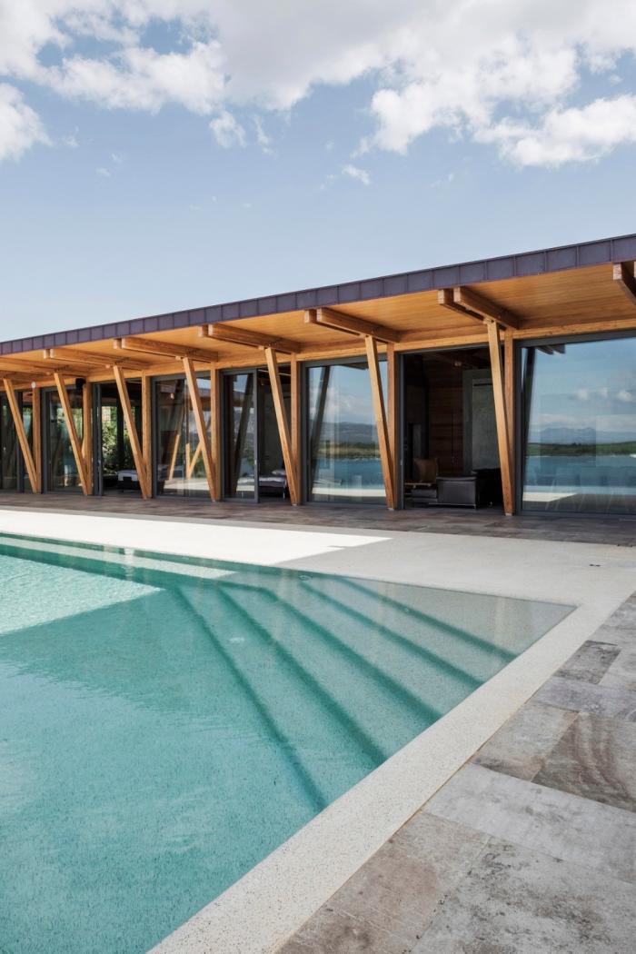 BIM建筑|湛蓝背景中的马赛克构图：克罗地亚海边木屋