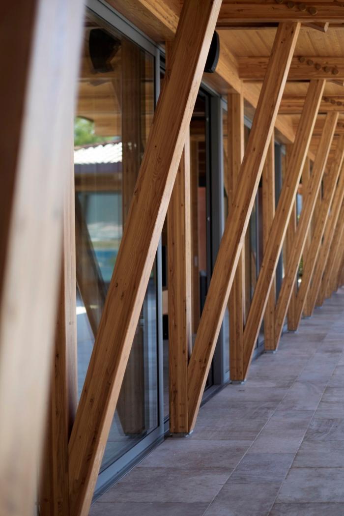 BIM建筑|湛蓝背景中的马赛克构图：克罗地亚海边木屋