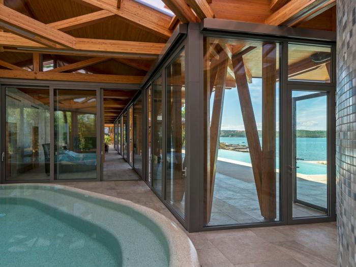 BIM建筑|湛蓝背景中的马赛克构图：克罗地亚海边木屋