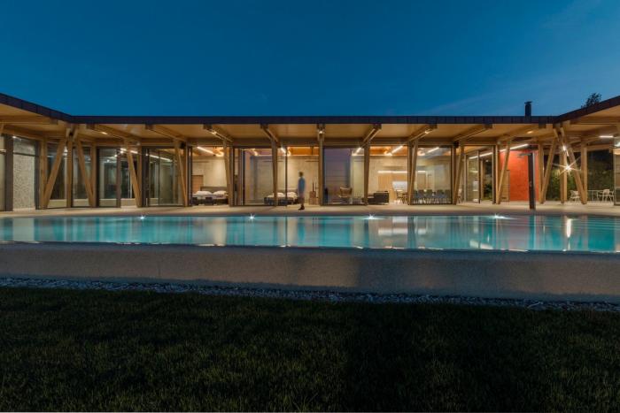 BIM建筑|湛蓝背景中的马赛克构图：克罗地亚海边木屋