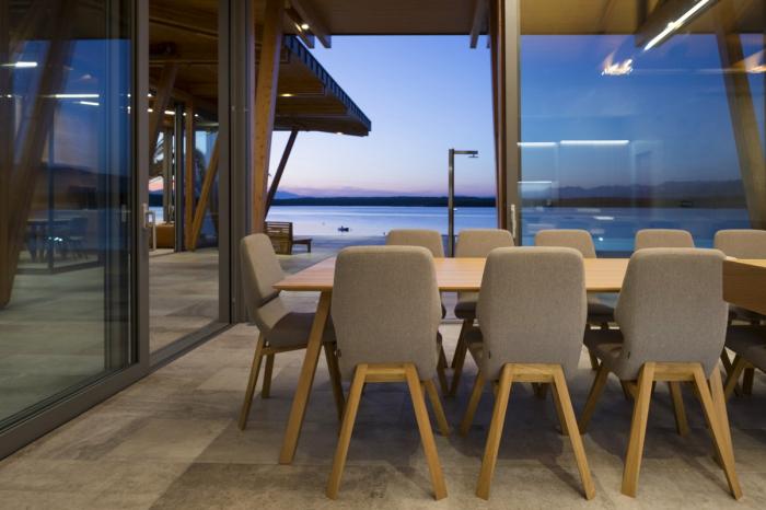 BIM建筑|湛蓝背景中的马赛克构图：克罗地亚海边木屋