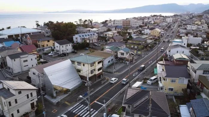 BIM建筑|陡坡屋顶和对角线展墙的三维构图：日本8.5住宅 / DOG