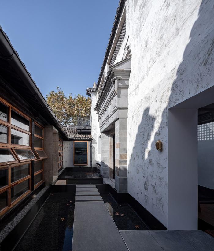 BIM建筑|白墙黛瓦下营造现代温暖空间，挚舍南禅观水酒店 / 本哲建筑