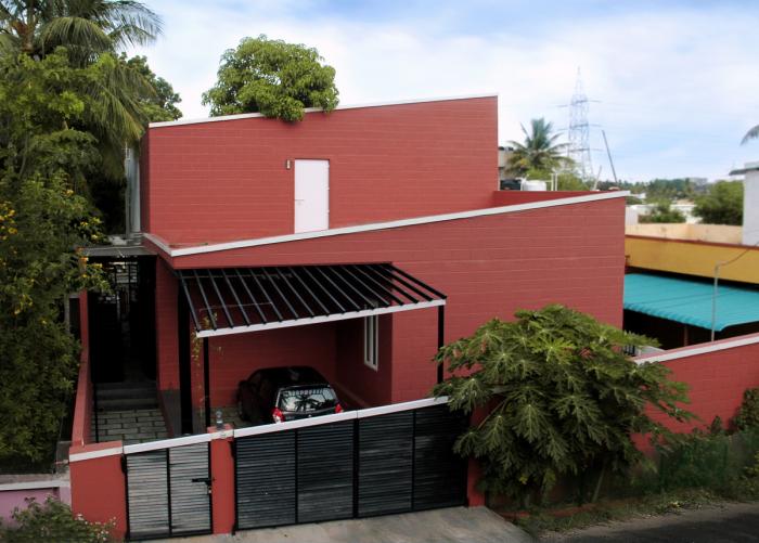 BIM建筑|庄重而透明，优雅而自然——印度红色“树屋” / PG Associates