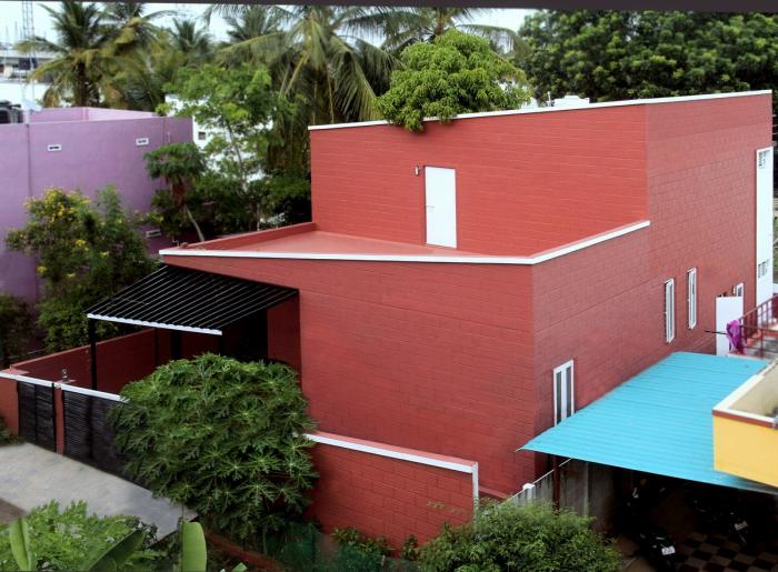 BIM建筑|庄重而透明，优雅而自然——印度红色“树屋” / PG Associates