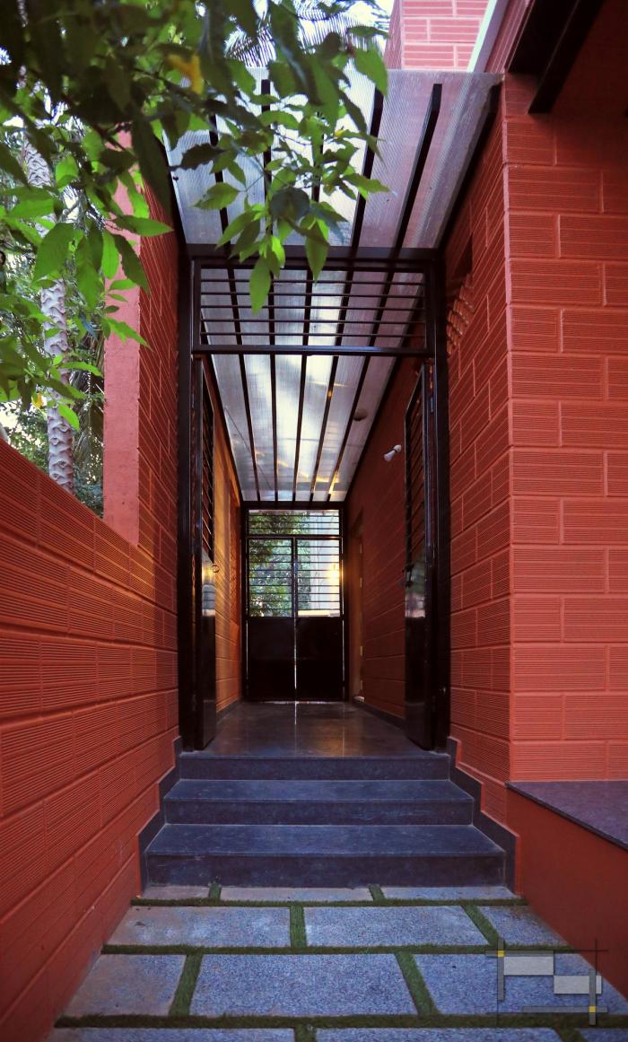 BIM建筑|庄重而透明，优雅而自然——印度红色“树屋” / PG Associates