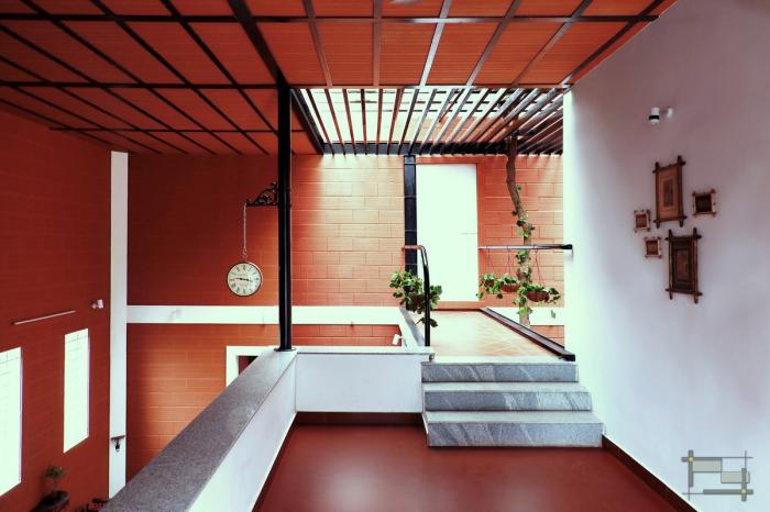 BIM建筑|庄重而透明，优雅而自然——印度红色“树屋” / PG Associates