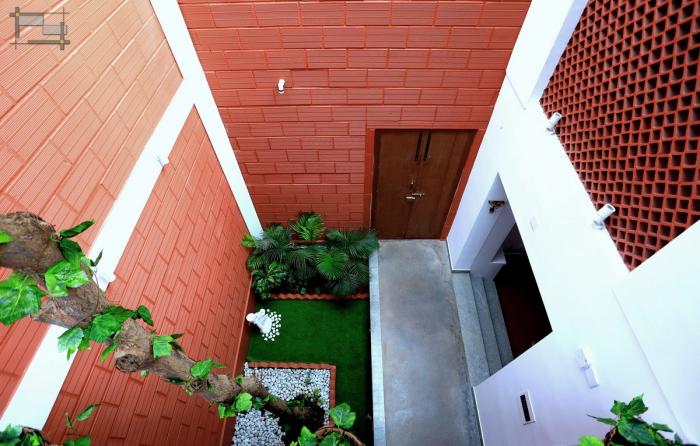 BIM建筑|庄重而透明，优雅而自然——印度红色“树屋” / PG Associates