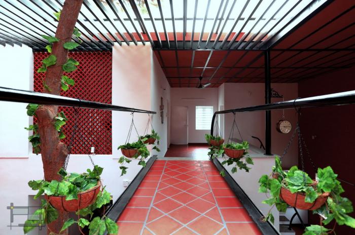 BIM建筑|庄重而透明，优雅而自然——印度红色“树屋” / PG Associates