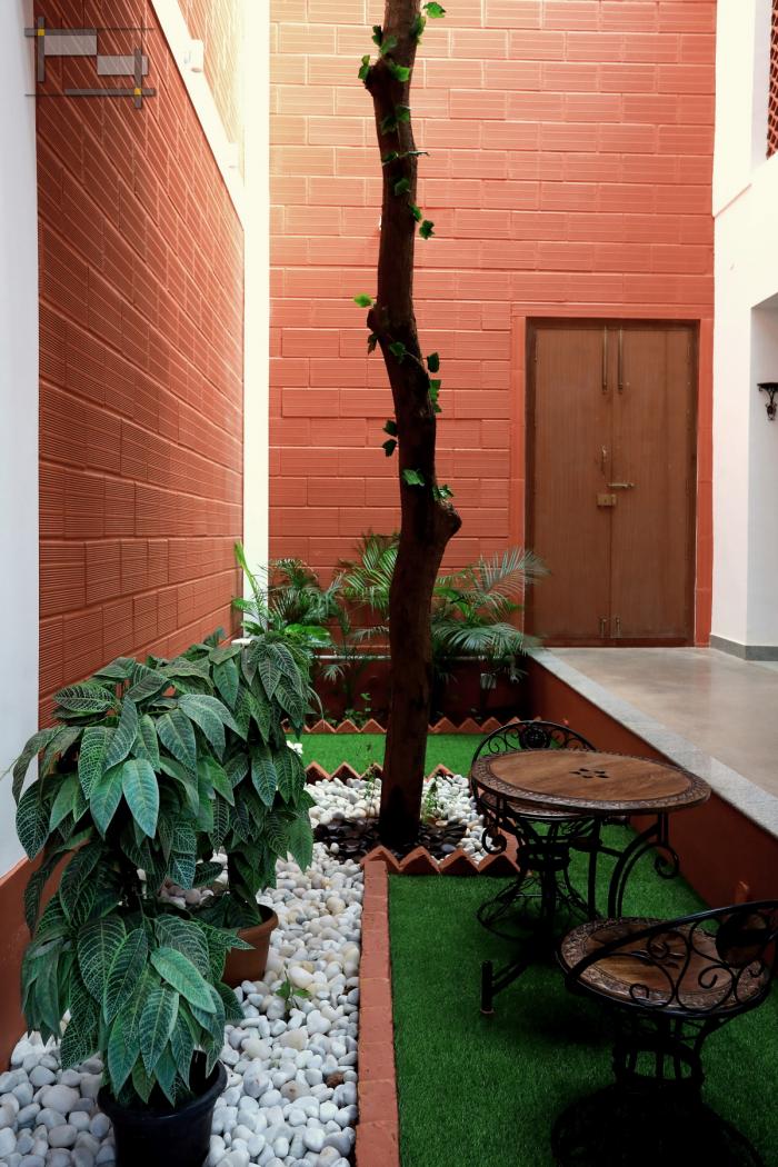 BIM建筑|庄重而透明，优雅而自然——印度红色“树屋” / PG Associates