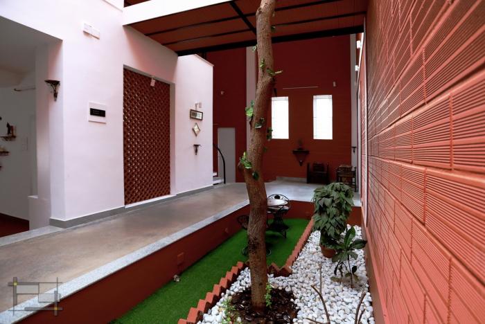 BIM建筑|庄重而透明，优雅而自然——印度红色“树屋” / PG Associates