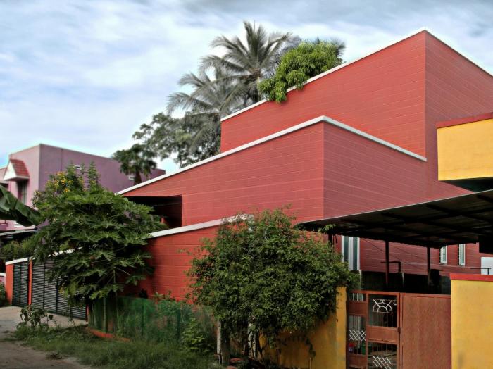 BIM建筑|庄重而透明，优雅而自然——印度红色“树屋” / PG Associates