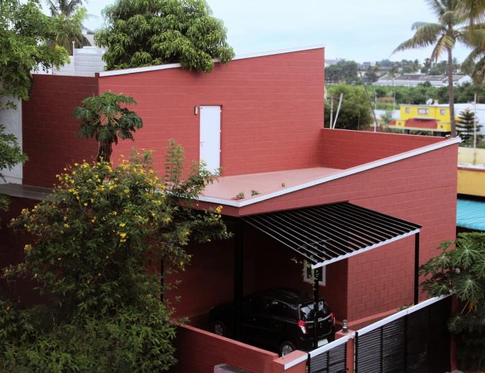 BIM建筑|庄重而透明，优雅而自然——印度红色“树屋” / PG Associates