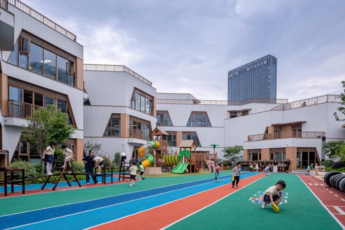 BIM建筑|简单几何勾勒而成的六边形“蜂巢”：杭州浦乐幼儿园杨家墩分园 / goa大象设计