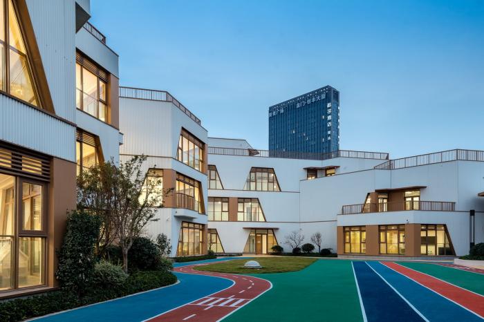 BIM建筑|简单几何勾勒而成的六边形“蜂巢”：杭州浦乐幼儿园杨家墩分园 / goa大象设计