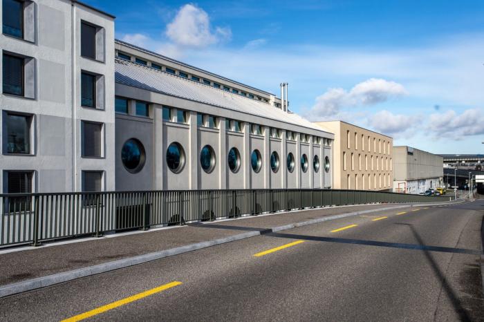 BIM建筑|墙身布满深邃的“眼睛”，废弃谷仓的改造