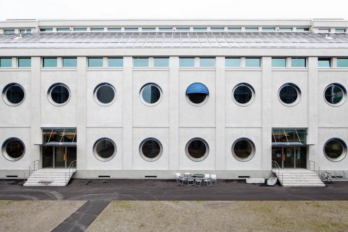 BIM建筑|墙身布满深邃的“眼睛”，废弃谷仓的改造