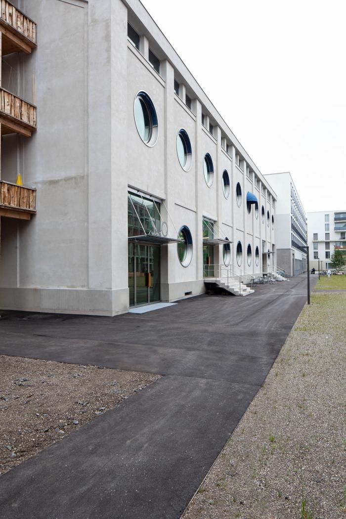 BIM建筑|墙身布满深邃的“眼睛”，废弃谷仓的改造