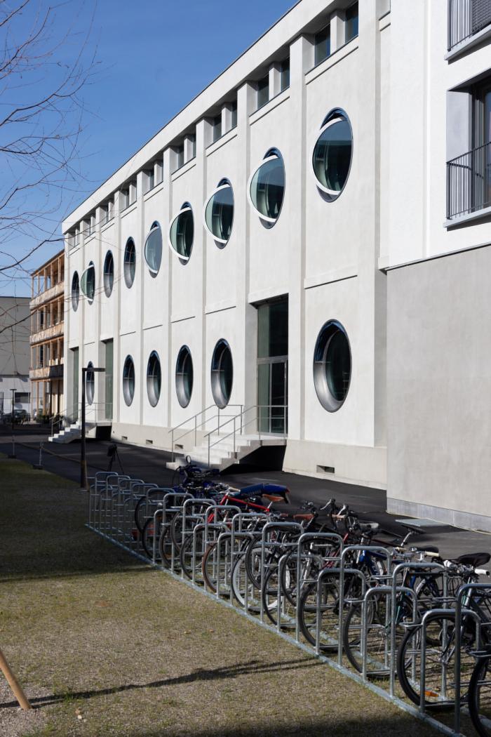 BIM建筑|墙身布满深邃的“眼睛”，废弃谷仓的改造