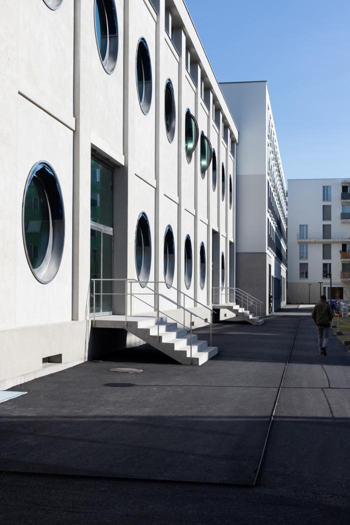 BIM建筑|墙身布满深邃的“眼睛”，废弃谷仓的改造