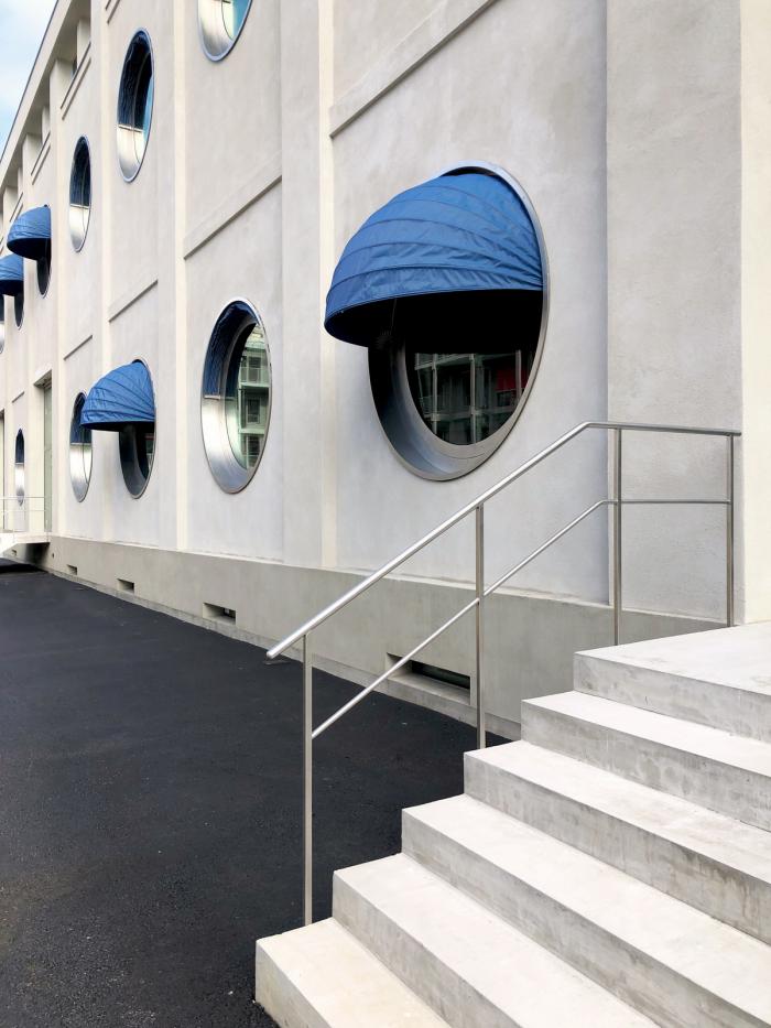 BIM建筑|墙身布满深邃的“眼睛”，废弃谷仓的改造