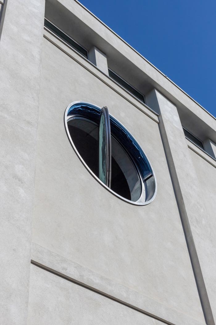 BIM建筑|墙身布满深邃的“眼睛”，废弃谷仓的改造