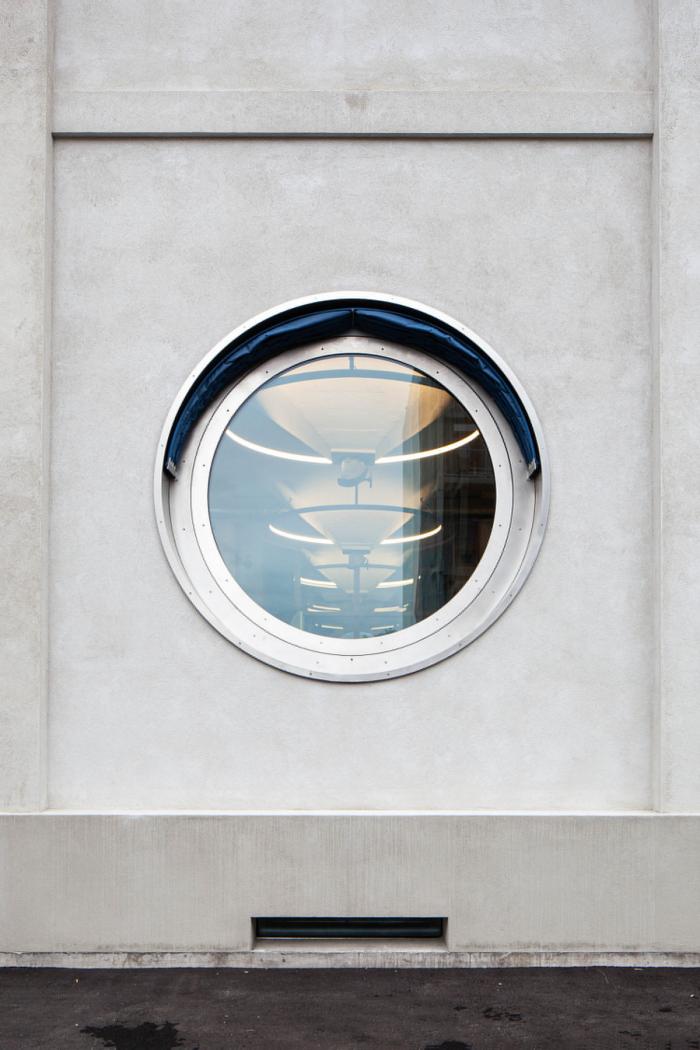 BIM建筑|墙身布满深邃的“眼睛”，废弃谷仓的改造