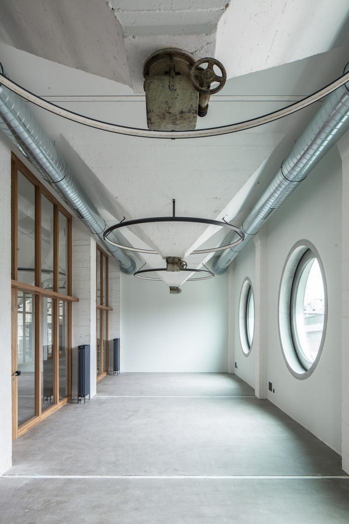 BIM建筑|墙身布满深邃的“眼睛”，废弃谷仓的改造