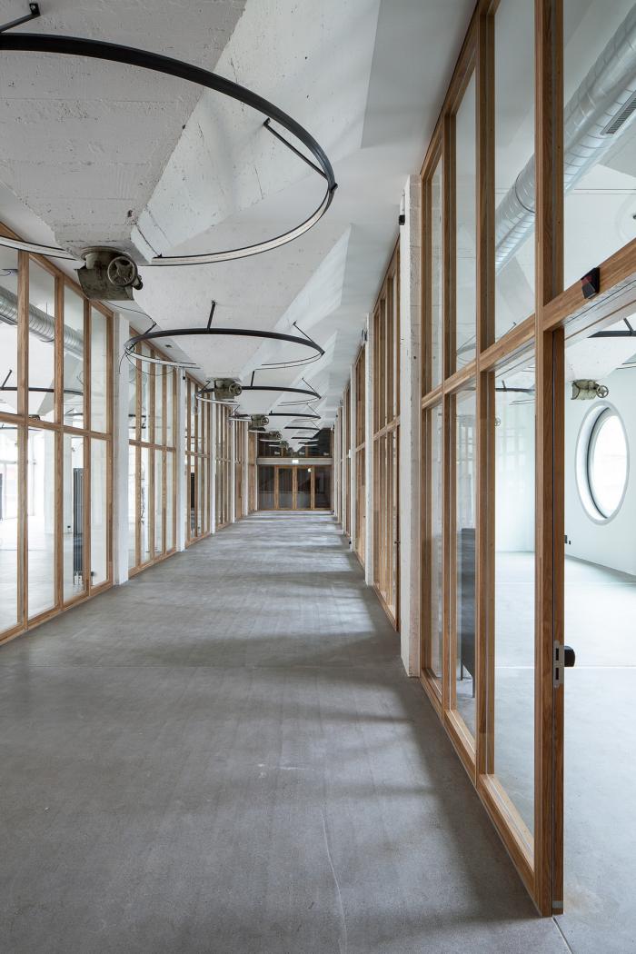 BIM建筑|墙身布满深邃的“眼睛”，废弃谷仓的改造