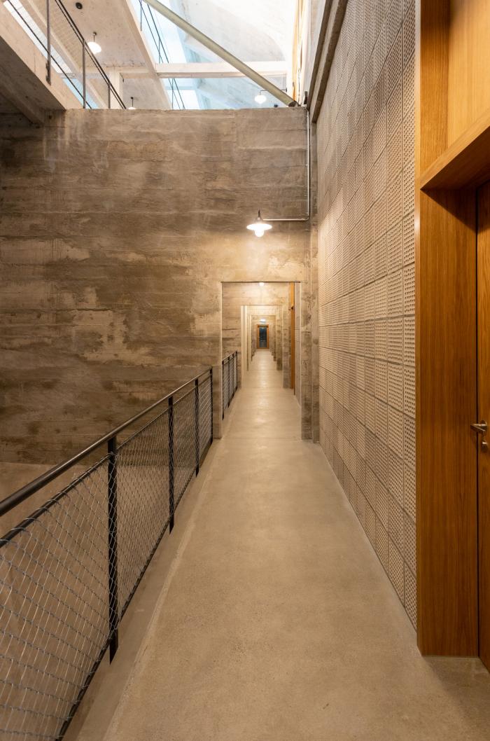 BIM建筑|墙身布满深邃的“眼睛”，废弃谷仓的改造