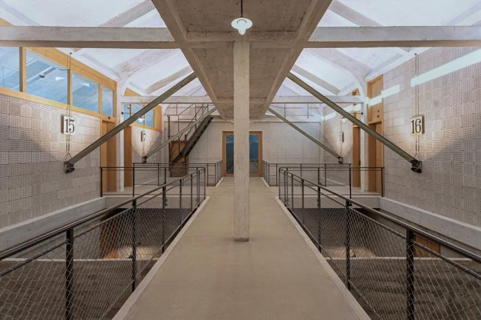 BIM建筑|墙身布满深邃的“眼睛”，废弃谷仓的改造