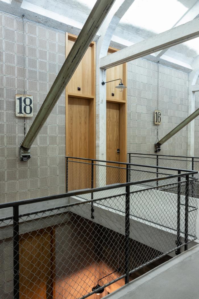 BIM建筑|墙身布满深邃的“眼睛”，废弃谷仓的改造