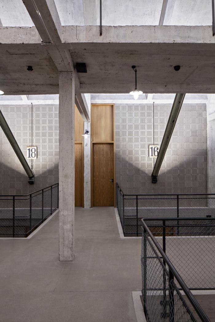 BIM建筑|墙身布满深邃的“眼睛”，废弃谷仓的改造