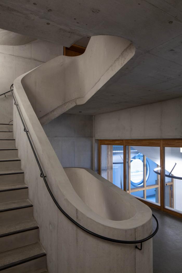 BIM建筑|墙身布满深邃的“眼睛”，废弃谷仓的改造